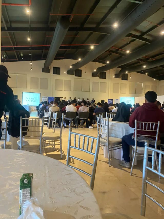 Panel y participantes del Hackathon de Copa Airlines